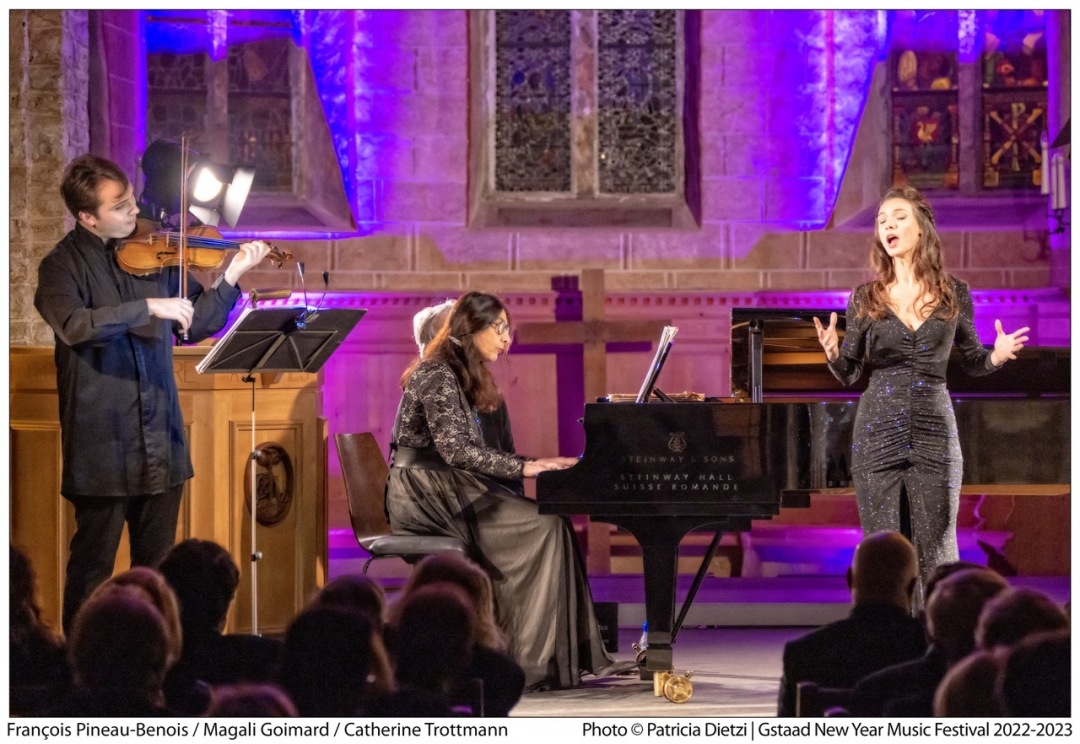 Mezzo-soprano Catherine Trottmann (left) captivates musical “My Fair Lady”, accompanied on piano by Magali could have danced all night” from Frederick Loewe’s Goimard and on violin by François Pineau-Benois. Photographs: Patricia Dieci/ Gstaad New Years Music Festival 2022–2023