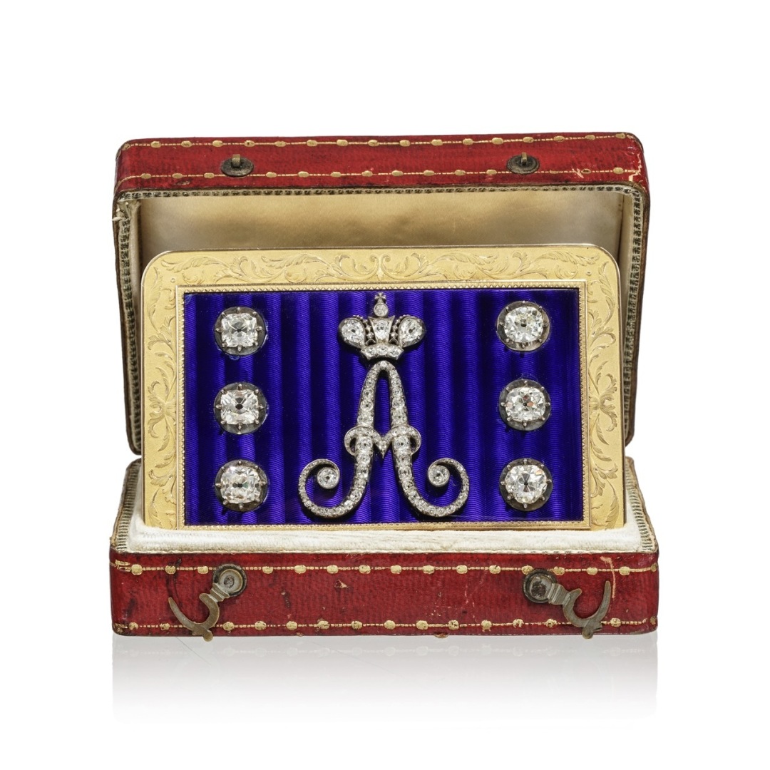 A Russian jewelled and gold mounted enamel Imperial presentation snuff box, mark of Keibel, early 19th century, St Petersburg. Sold at auction for CHF 100’000.