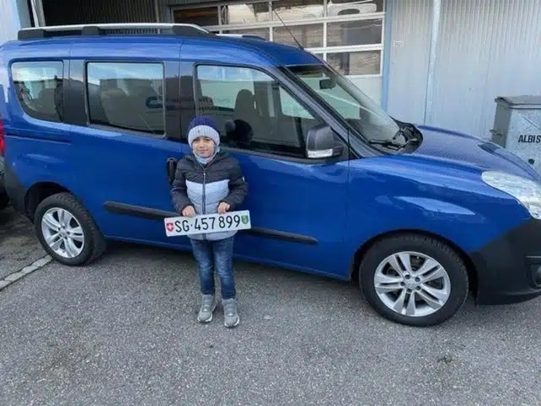 The M family have received a beautiful blue 7-seater Opel Combo, and the children travel in their own safe haven. The family is eternally grateful.