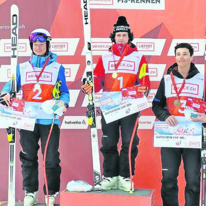 Jack Spencer (centre) twice on the podium top: here as the winner of the Super-G race in the Swiss Championships next to Sandro Manser (left) and Giuliano Fux.