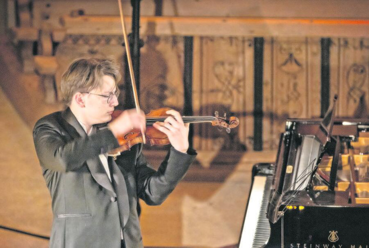 Bohdan Luts with “his” approx. 150-year-old violin by Jean-Baptiste Vuillaume: the four-year-old loan from the Lysy Association is part of the prize of winning the Alberto Lysy International Violin Competition Gstaad.