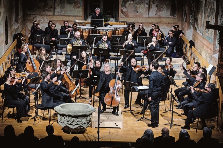 The last concert of the music festival 'Sommets Musicaux de Gstaad' took place in the church of Saanen. Among others, the world-renowned English cellist Steven Isserlis (centre) performed. PHOTOS: RAPHAEL FAUX