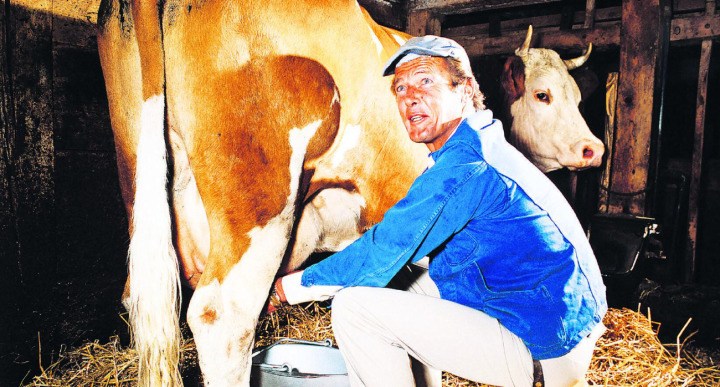 My idea was to photograph him in an unusual situation and Hans Zingre, a local farmer and ski instructor, helped and provided the location. The cow, Meieli, also did her part and looked into the camera. The photo appeared in "Schweizer Illustrierte" No. 25, 1981.