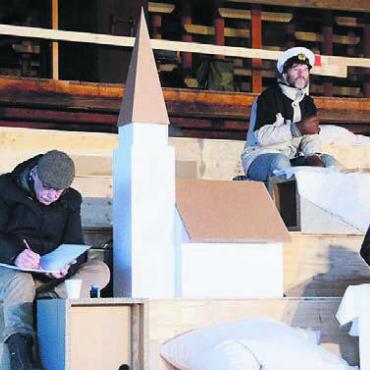Frieren im fiktiven Dorf - Mit stilistischen Mitteln lässt Bühnenbildner und Regisseur Dodó Deér ein ganzes Dorf entstehen, welches das Ensemble mit Leben erfüllt. Bild: chh