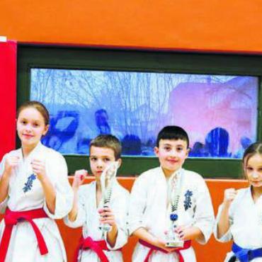 Erfolgreiche Debütanten - Karate Club Anglikon am Kolibricup: (v. l.) Peter Hubschmid, Adna Besic, Stefan Tovilovic, Gioele Mazzei, Alesa Bunjaku und Fausto Michel.