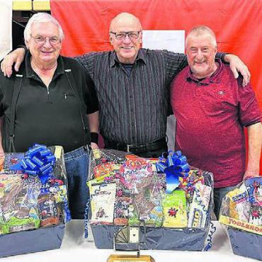 Ein Dorf geht jassen - Paul Irniger, Werner Keusch und Kurt Wegmüller jassen sich auf das Podest. Bild: zg