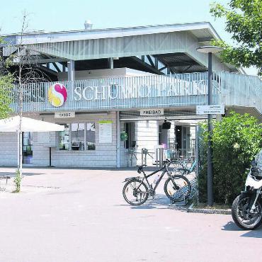 Wie gefährlich ist es in der Badi? - Der Schüwo-Park hat sich in den letzten Jahren zu einem beliebten Freizeitort entwickelt. Laut der SVP herrschen hier aber besorgniserregende Zustände. Verwaltungsrat und Gemeinderat beurteilen die Situation anders. Bild: mo