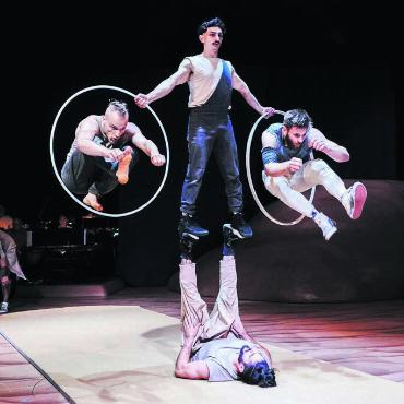 Momente für die Ewigkeit - 5. August: Die Premiere des neuen Programms des Circus Monti begeistert das Publikum, die anschliessende Tournee wird zum Erfolg.