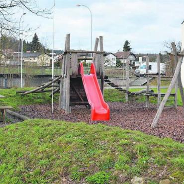 Bedürfnis erfüllen - Dieser Spielplatz soll vergrössert werden. Neu wird es hier eine Feuerstelle geben. Bild: rwi