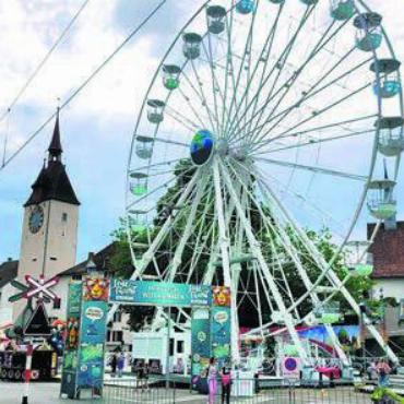 Das Fest der Feste hat begonnen - Das Riesenrad ist einer der Höhepunkte im wortwörtlichen Sinne. Bild: huy