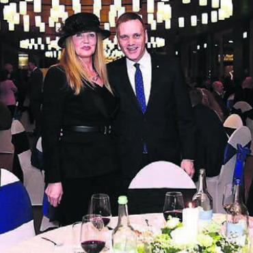 Fast wie der Freiämter Sturm - Am Tisch des Gesamtregierungsrates: Zineta und Jean-Pierre Gallati mit Finanzdirektor Markus Dieth (links) und Baudirektor Stephan Attiger (rechts).