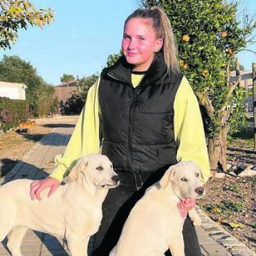 Auf den Hund gekommen - «Ich bereue keine Minute hier»: Anna Bingesser auf der «Quinta dos Caes». Bild: zg