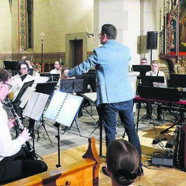 Advent mit Gesang und Orgelklängen - Musiziert wurde vor voll besetzten Kirchenbänken unter der Leitung von Roger Konrad. Bild: zg