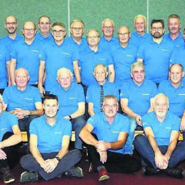Mit neuem Tenue unterwegs - Gruppenfoto mit den neuen Sweatshirts: die Mitglieder des Männerturnvereins Waltenschwil. Bild: zg