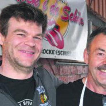 Fi-Gö steht kopf - Marc Seiler (links) machte mit dem Meistertitel seinen Vater und ehemaligen HC-Fischbach-Göslikon-Spieler Josef «Schnüzi» Seiler mehr als glücklich.