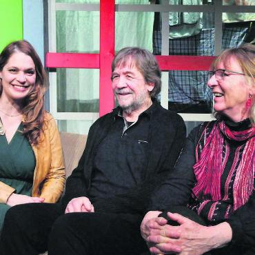Lebensgeschichten im Fokus - Moderatorin Michèle Schönbächler (links) mit ihren Gästen Peter Spalinger und Barbara Krom für das Gespräch inmitten des Bühnenbilds der diesjährigen Eigeninszenierung. Bild: Bernadette Oswald