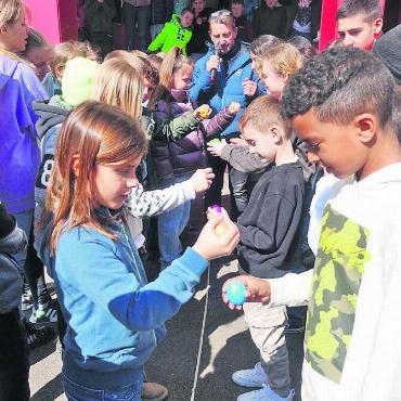 Anstatt Eier Müll gesucht - Bei der «Eiertütschete» sind starke Nerven gefragt.