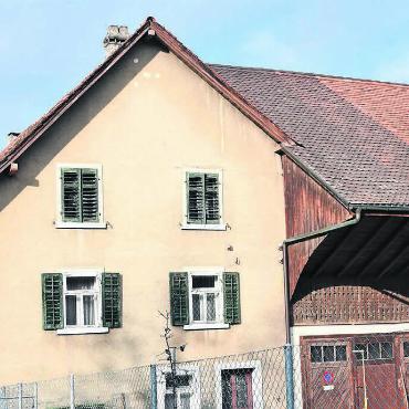 Kampf um die alten Häuser - Die Häuser an der Steingasse 25 und 27 sind definitiv zum Streitobjekt geworden. Die Besitzerin, die IB Wohlen AG, will sie abbrechen. Diverse Politvertreter aus dem bürgerlichen Bereich wollen sie erhalten. Bild: Daniel Marti
