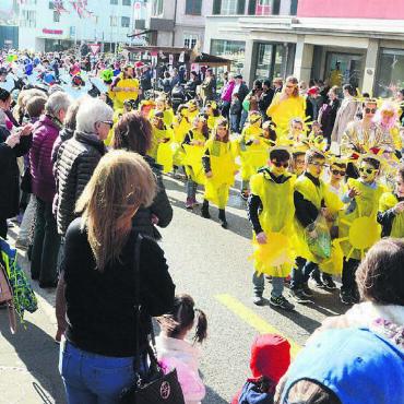 Auch der Kinderumzug ist «pompöös» - Schülerinnen und Schüler mussten lange auf ihren Umzug warten. Bild: Archiv