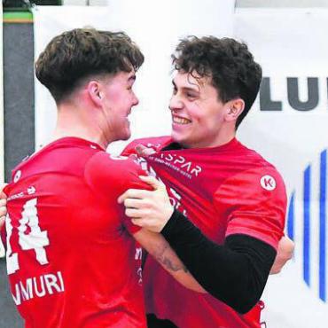 Sieg im Schützenfest - Noel Angehrn (links) und Severin von Matt bejubeln Muris Sieg. Bild: tvm