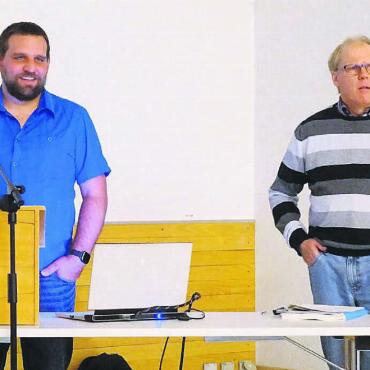 Die Chance jetzt nutzen - Der Bünzener Gemeinderat Stefan Hafen und Paul Keller (von links) von der arcoplan klg informierten über die weitere Entwicklung der Gemeinde. Bild: Susanne Schild