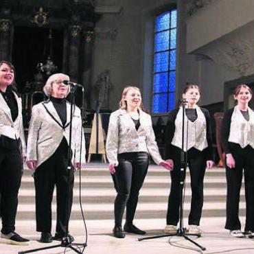 Vielfältige Darbietungen - Mit Glitzer und Glamour: die Sängerinnen des Musicalchors.