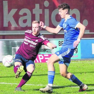 Von 0 auf 200 - Sarmenstorfs Captain Fabian Burkard (links) gegen Nermin Rogentin von der U23 des FC Wohlen. Während die Sarmenstorfer auch in der Rückrunde vorne mitspielen wollen, geht es den Wohlern in erster Linie um den Klassenerhalt. Bild: Archiv/jl