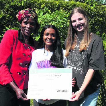 Schulbänke für Kids in Uganda - Harriet Suter ist stolz auf die zwei Schülerinnen Tahani Sheeraz und Alina Meyer. Bild: Monica Rast