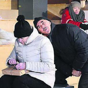 Frieren im fiktiven Dorf - Die Villmerger Produktion bringt wunderbare Bilder aus dem Alltag der Dorfbewohner auf die Bühne.