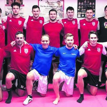 Spezialtraining mit Cipriano - Der FC Niederwil war im Dojo von Kickboxing Wohlen zu Gast, für ein spezielles Training. Bild: zg