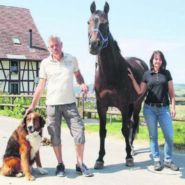 Zwei statt drei Tage - Freuen sich auf die Springkonkurrenz (von links): OK-Chef Markus Schädeli, sein Pferd Diva und OK-Chefin Corinne Schramm Bild: Josip Lasic