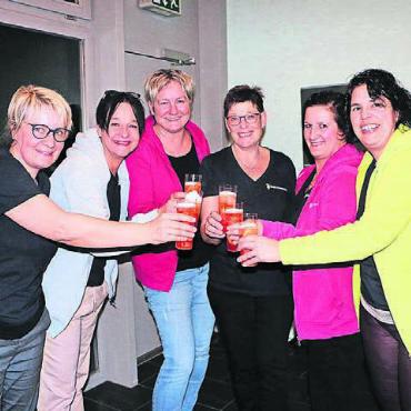 Wechsel im Vorstand - Anstossen auf eine erfolgreiche Zukunft (von links): Regula Peterhans, Sandra Joho, Nicole Salm, Doris Kühni, Patricia Frey und Daniela Strebel. Bild: zg