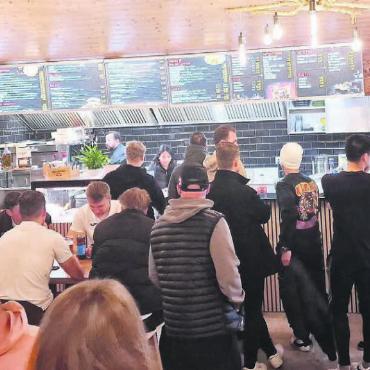 Treffpunkt für das ganze Dorf - Das neue Clubhaus des FC Villmergen war an der Eröffnung bis in die späten Abendstunden gut besucht. Bilder: zg