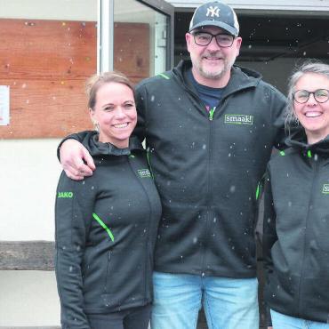 Nur einen Monat ohne Dorfladen - Eineinhalb Monate haben Sarah Taeschler, Marc Taeschler und Martina Meili (von links) Zeit, um das Chäsihüsli in ihren Verkaufsladen umzuwandeln. Bild: Annemarie Keusch