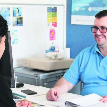 Möglichkeiten aufzeigen - Dragan Radic, Logistik-Berufsbildner, in einem Gespräch mit einem Jugendlichen. Die Firma Fischer Söhne AG hat so schon erfolgreich Lehrlinge gefunden. Bild: Monica Rast
