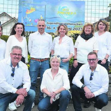 Zwei Tage lang unter Wasser - Das OK des Jugendfests Waltenschwil, hinten von links: Nadine Steimen, Renate Leuthard, Roger Wydler, Marlise Bingesser, Edith Frey, Nicole Zumstein, Bettina Galbier; vorne von links: Daniel Schmitter, Yvonne Fanelli und Jörg Ackermann. Im Hintergrund ist das Logo samt Siegerbild zu erkennen.