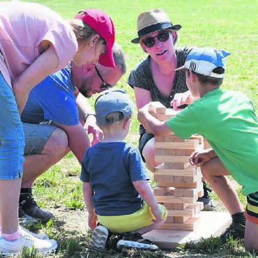 Viel Freude und idealer Standort - An der Infoveranstaltung wurde nicht nur über den zukünftigen Spielplatz geredet – man durfte natürlich auch schon spielen.