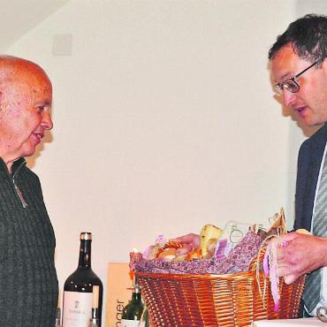 Vorwurf gelten lassen - Ueli Maurer (links) wird von Christoph Hagenbuch beschenkt. Bild: ake
