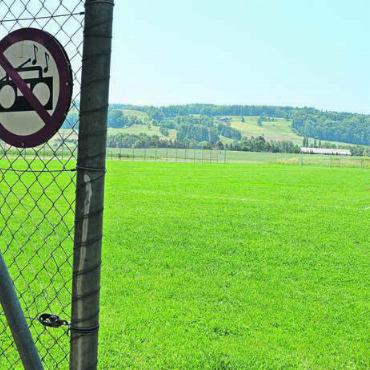 Für die Jugend und die Vereine - Der jetzige Sportplatz Bannegg ist in schlechtem Zustand und muss vergrössert werden – auch darüber wird an der «Gmeind» in Waltenschwil entschieden. Bild: Annemarie Keusch