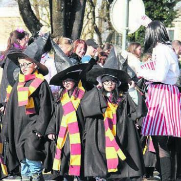 Bunt, fröhlich und glamourös - Auch die Zauberschule Hogwarts ist in Wohlen vertreten.
