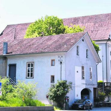 Bekenntnis für den Sternensaal - Dachsanierung als Vorinvestition für eine Gesamtsanierung: Der Sternensaal soll laut Gemeinderat in der heutigen Form bestehen bleiben. Bild: Daniel Marti