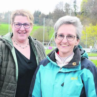 Gemütlich zusammen feiern - Sie freuen sich, dass die Wiese neben dem Fussballplatz bald wieder zum Festplatz wird: OK-Präsidentin Barbara Waldner (links) und Vizeammann und OK-Mitglied Cornelia Stutz. Bild: Chregi Hansen