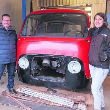 Neuer Glanz für alten Zeitzeugen - Pirmin Imboden und Jolanda Hofmann vom Feuerwehrverein Waltenschwil sind zuversichtlich, dass der Ford Taunus Transit, Jahrgang 1964, fertig restauriert werden kann. Bild: Susanne Schild