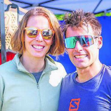 Von Skifahrern und Lokalmatadoren - Skistar Michelle Gisin (links) begleitete ihren Freund Luca De Aliprandini, der am Motocross mitgefahren ist.