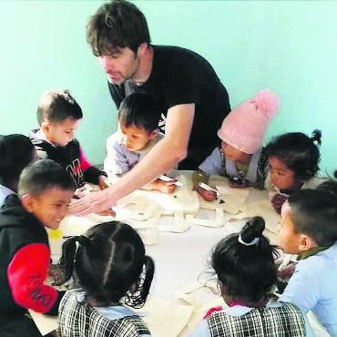 Anstrich erweitert Horizont - Die Schulkinder in Nepal sahen selten Europäer. Christian Döbeli war ein Exot, wie er selbst sagt.