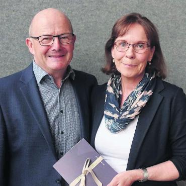 Zusammenarbeit intensivieren - Präsident Josef Füglistaler bedankt sich bei Sonja Zehn, die bereits seit 2014 im Vorstand ist, für ihre wertvolle Arbeit. Verabschieden kann er sie jedoch noch nicht, da ihre Nachfolge bislang nicht geregelt ist. Bild: Susanne Schild