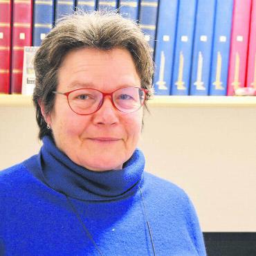 Eintauchen in ihre Welt - Im Vordergrund Marianne Kürsteiner, die die Notizen ihrer Mutter ordnet, übersetzt und publiziert. Und im Hintergrund die Fülle an Notizen, die Nelly Kürsteiner-Zaugg ihr hinterlassen hat. Bild: Annemarie Keusch