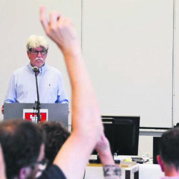 Positive und negative Zahlen - Gemeindeammann Erwin Gerber führte durch die «Gmeind» und verabschiedete dabei auch Gemeindeschreiberin Aline Lorgé. Bild: Annemarie Keusch