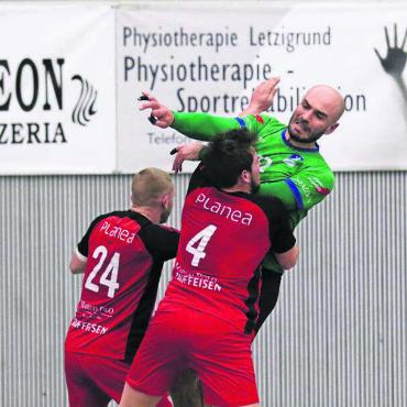 Wohler holen Selbstvertrauen - Harter Kampf: Dennis Horn (links) und Milo Santini nehmen Mutschellens Spielertrainer Mario Obad in die Mangel. Bilder: Josip Lasic