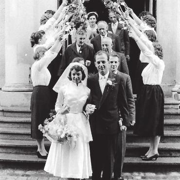 Die Häners – und die grosse Liebe - Der kirchliche Hochzeitstag am 5. Juli 1958: Das Ehepaar Ernst und Irma Häner tritt aus der Kirche.